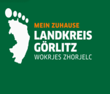 Grünes Logo mit weißem Fußabdruck als Landkreiskarte und dem Text Mein Zuhause Landkreis Görlitz.